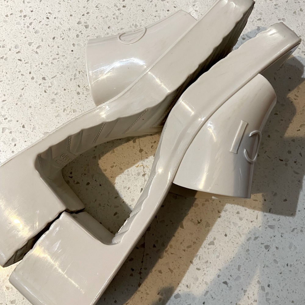 GUCCI Cream Rubber Slide Sandal 39 - Picture 8 of 8